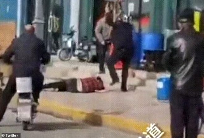 Vicdansız adam cadde ortasında karısını döverek öldürdü 3