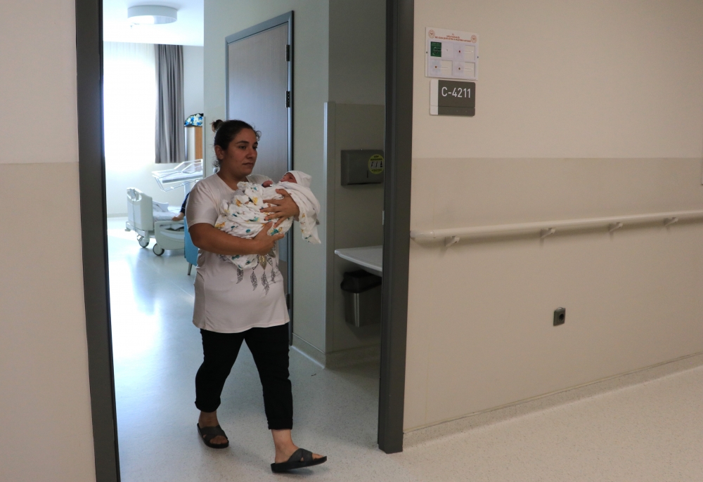 Bu hastanede bebekler ve anneleri çipli bileklikler ile güvende 2