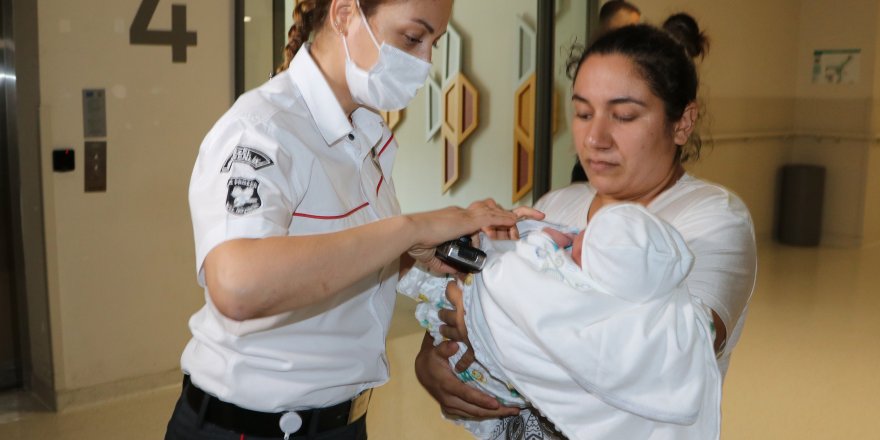 Bu hastanede bebekler ve anneleri çipli bileklikler ile güvende