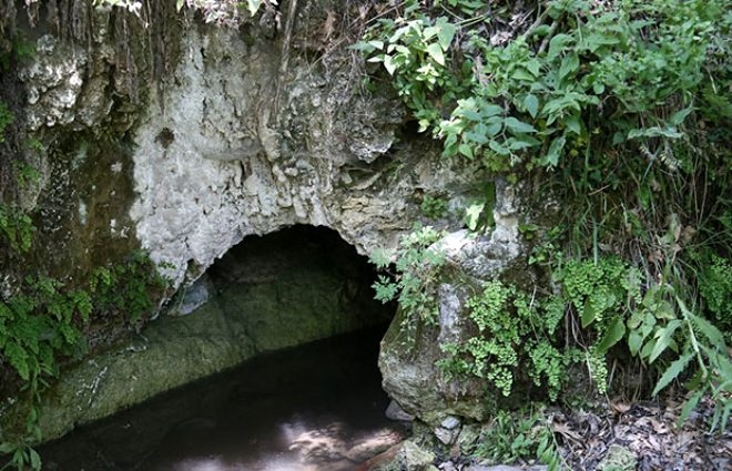 Su akan tünelde şifa bulmak için iki büklüm oluyorlar 1