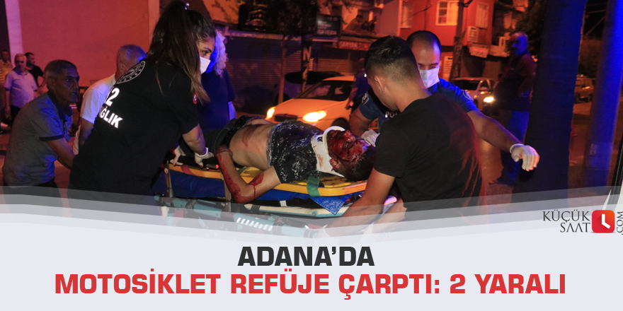 Adana’da motosiklet refüje çarptı: 2 yaralı