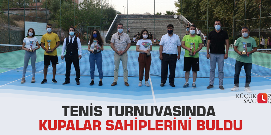 Tenis turnuvasında kupalar sahiplerini buldu