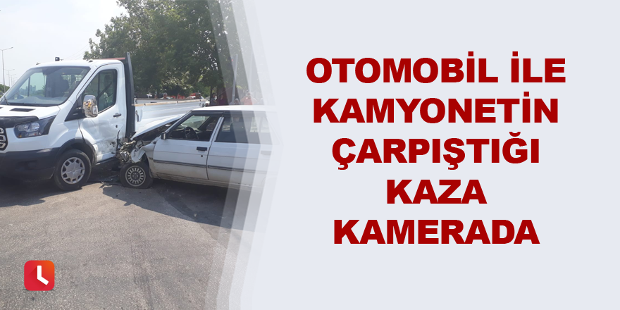 Otomobil ile kamyonetin çarpıştığı kaza kamerada