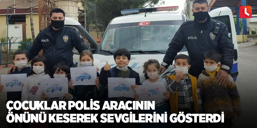 Çocuklar polis aracının önünü keserek sevgilerini gösterdi