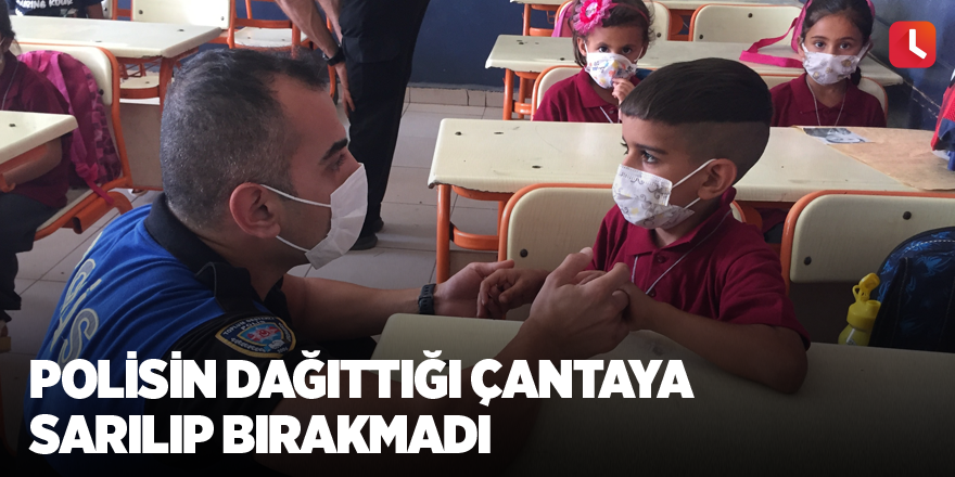 Polisin dağıttığı çantaya sarılıp bırakmadı