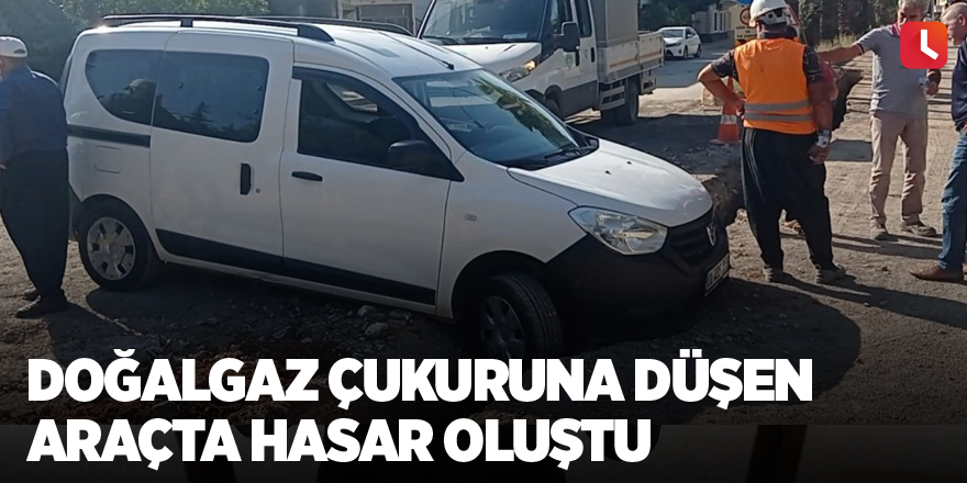 Doğalgaz çukuruna düşen araçta hasar oluştu