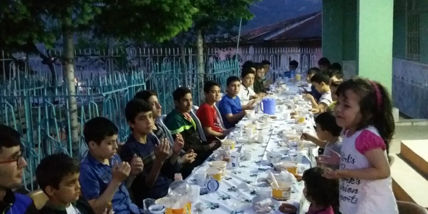 Pozantı’da çocuklar iftarda buluşuyor