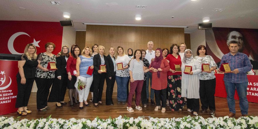 Adana Şehir Eğitim ve Araştırma Hastanesinde emekli olan ebe,hemşire ve teknisyenlere plaket verildi