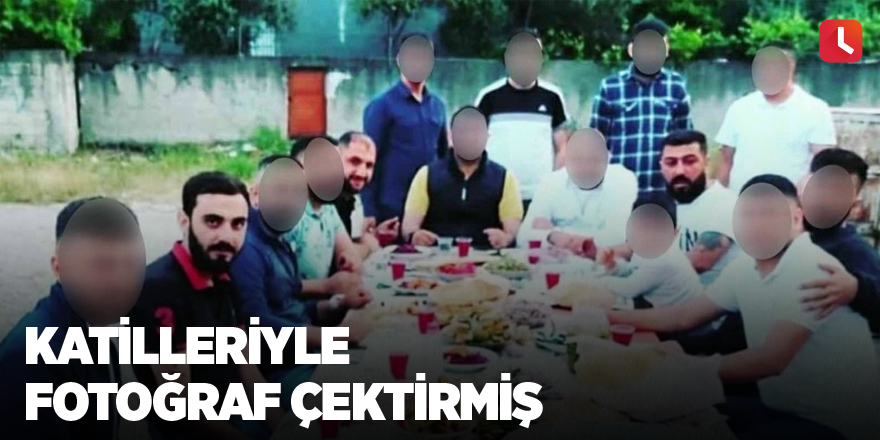Katilleriyle fotoğraf çektirmiş