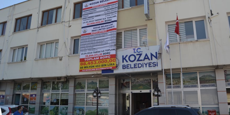 Kazım Özgan, devraldığı 88 milyon 453 bin lira borcu afişle kamuoyuna duyurdu