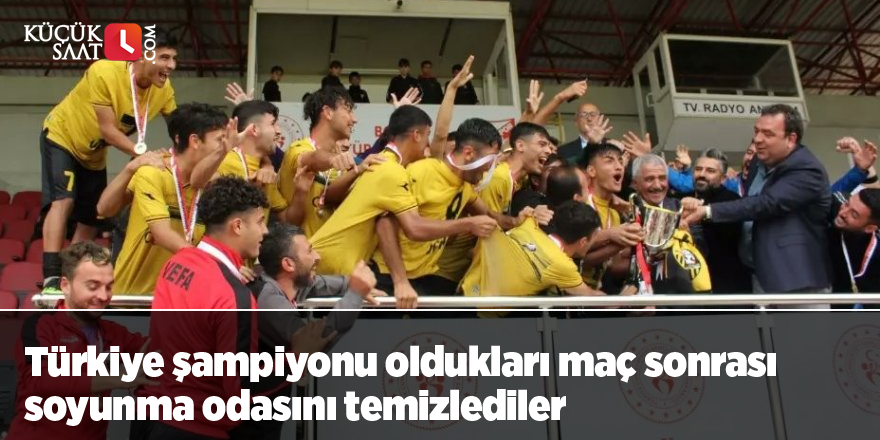 Türkiye şampiyonu oldukları maç sonrası soyunma odasını temizlediler