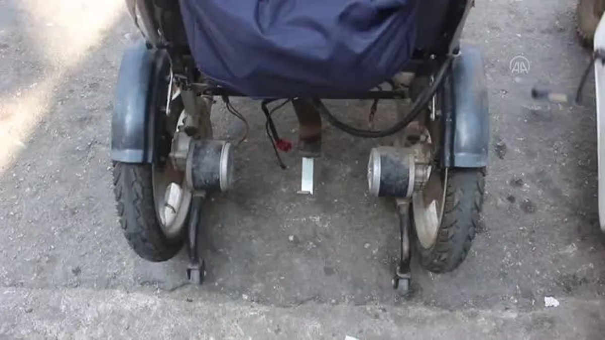 Tekerlekli sandalyesinin aküsü çalınan engelliye esnaf yardım etti