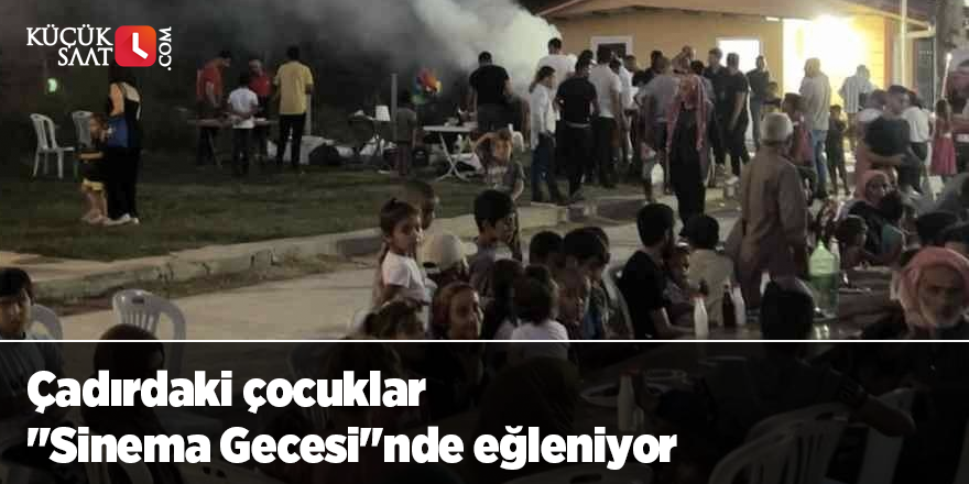 Çadırdaki çocuklar "Sinema Gecesi"nde eğleniyor