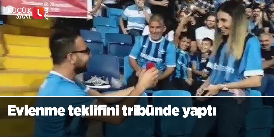 Evlenme teklifini tribünde yaptı