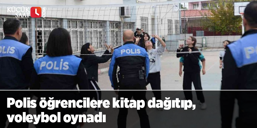 Polis öğrencilere kitap dağıtıp, voleybol oynadı