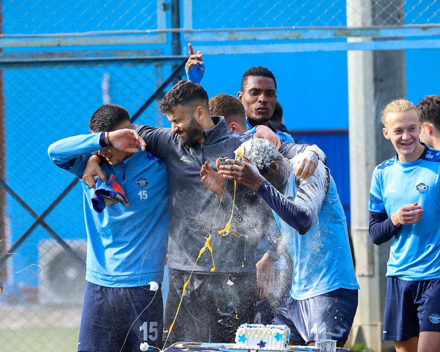 Akintola’ya Brezilya usulü doğum günü kutlaması