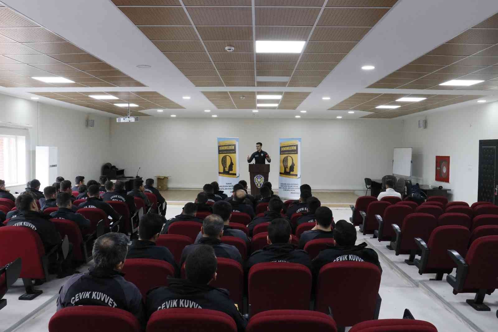 Genç polis memuru kitap yazdı, gelirinin bir kısmını şehit ailelerine bağışladı