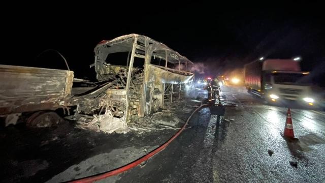 Pozantı yolunda otobüs tıra çarptı: Ölü ve yaralılar var...