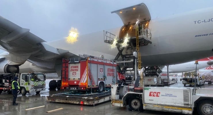 İtfaiye araçları İstanbul’dan Adana’ya uçakla taşındı