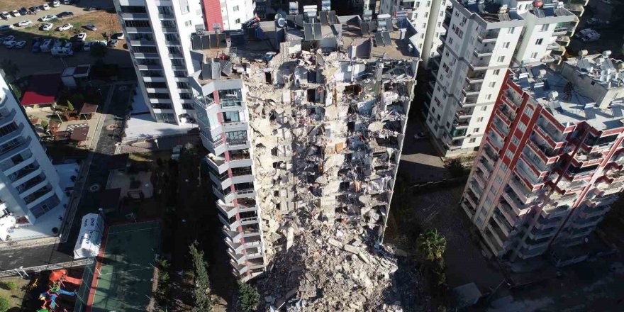 Yarısı yıkılan Mete Apartmanı drone ile görüntülendi
