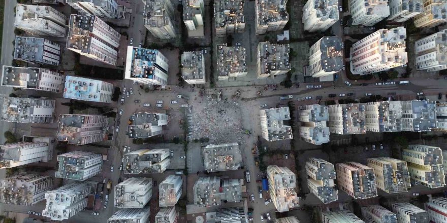 Adana Alpargun Apartmanı’nda arama kurtarma çalışmaları dron ile görüntülendi