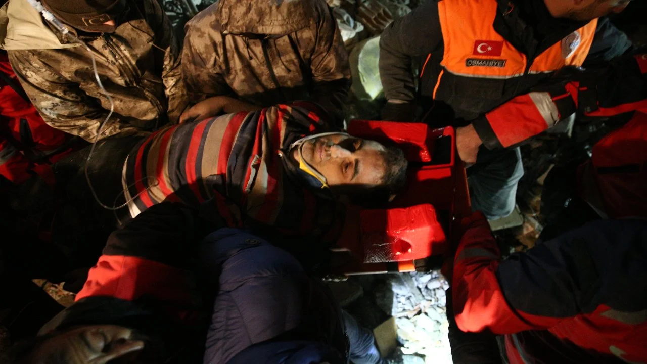 Osmaniye'de bir kişi 26 saat sonra enkazdan sağ çıkarıldı