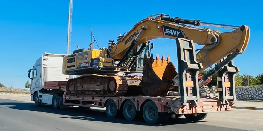 Hatay ve Kahramanmaraş'a gidecek iş makineleri Adana karayolunda