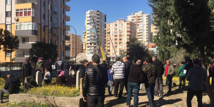 Bina yıkımını topluca mezarlıktan izlediler