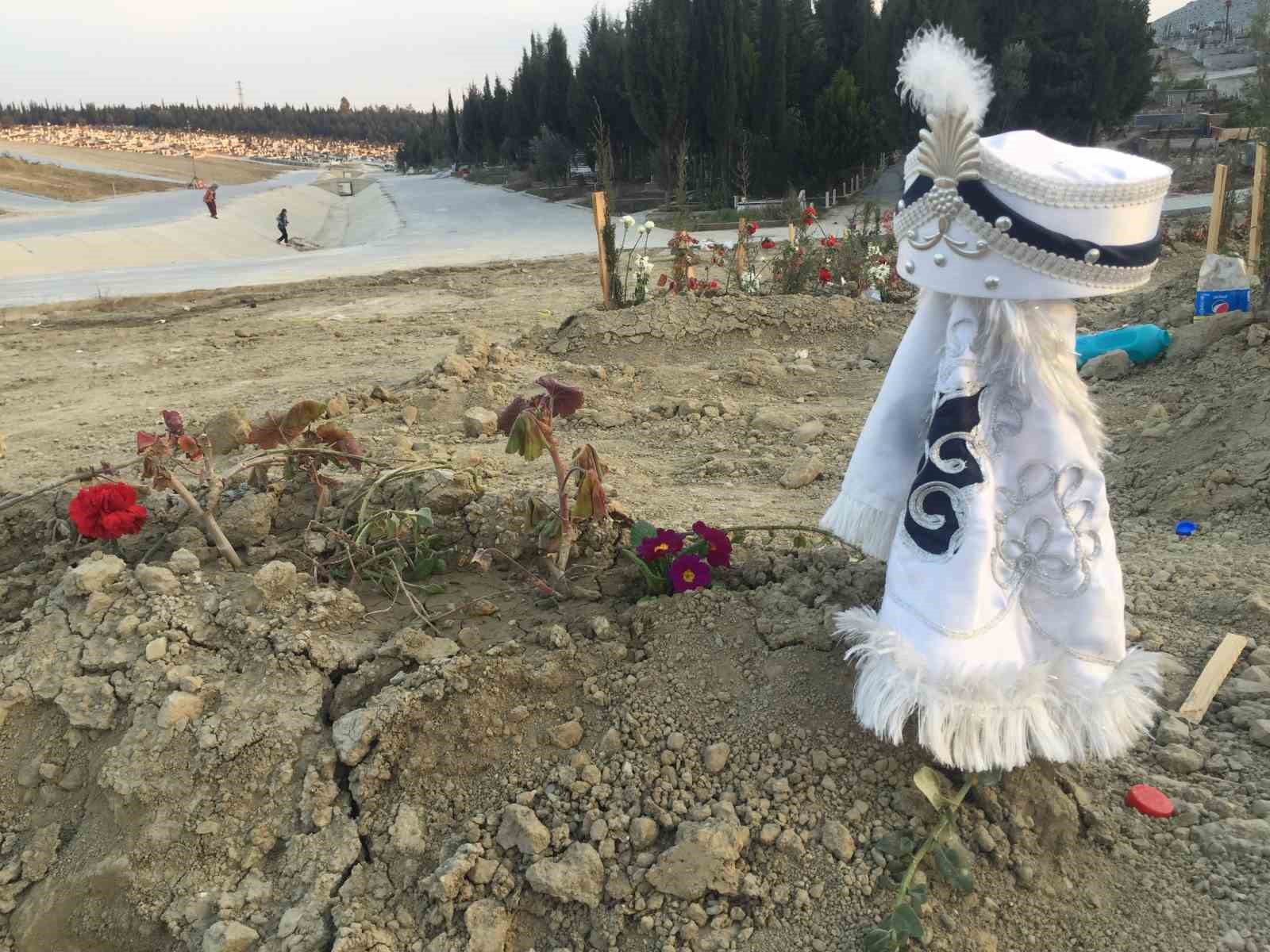 Depremde hayatını kaybedenlerin mezarları yürek yaktı