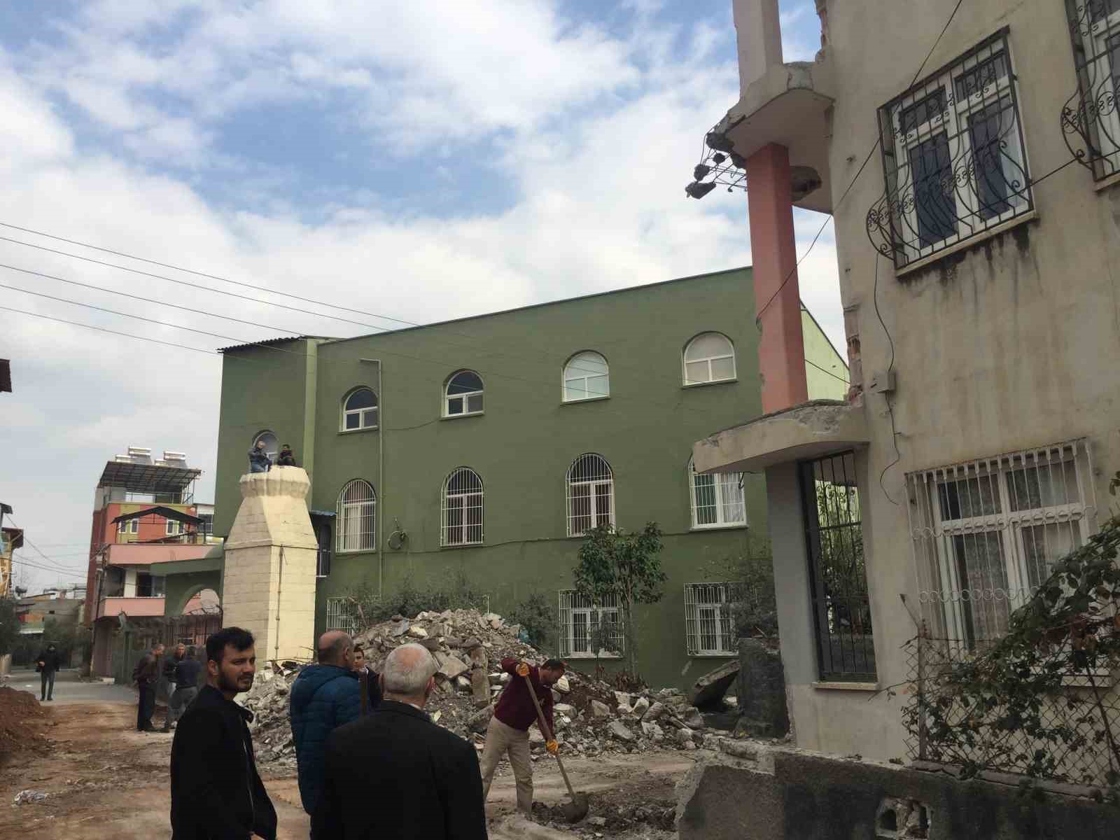 Kontrollü yıkılan minare 3 katlı evin üzerine düştü