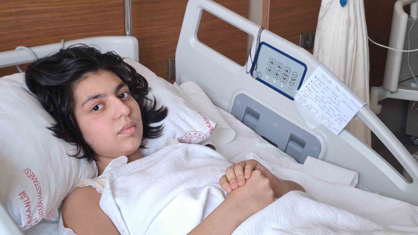 Enkazdan kurtulan Elif Naz yazdığı notlarla hayata tutunuyor