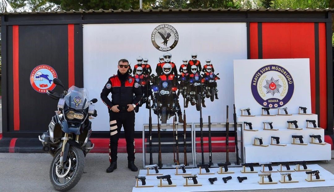 Adana’da polisin yakaladığı 36 hırsız tutuklanırken, 125 adet ruhsatsız silah ele geçirildi