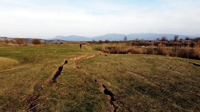 1 kilometre uzunluğunda dev yarıklar: Ceyhan Nehri kıyısında depremde oluştu!