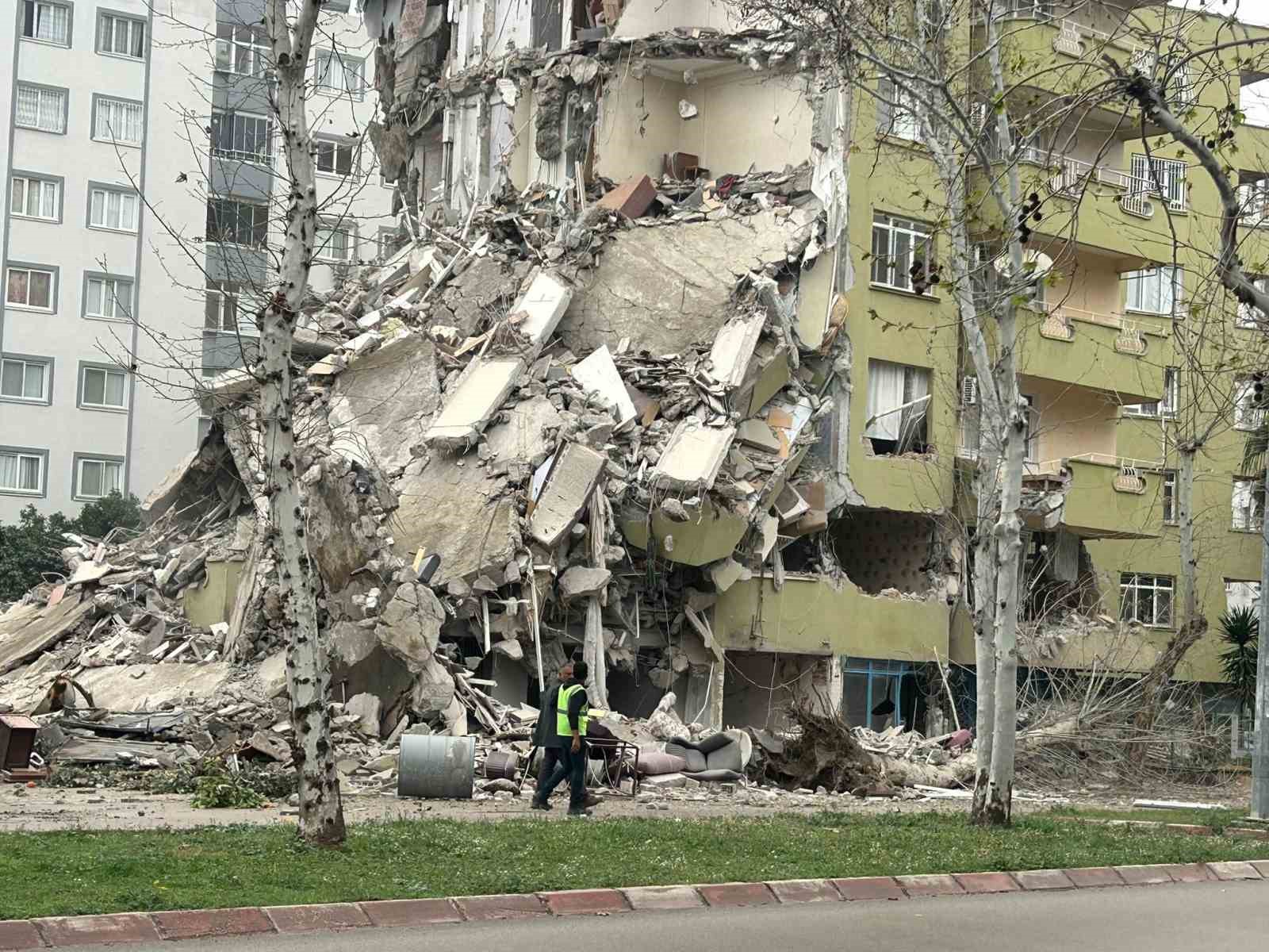 Adana Ceyhan'da da vatandaşlar çaresiz: Ağır hasarlı yapıların yıkımı başladı
