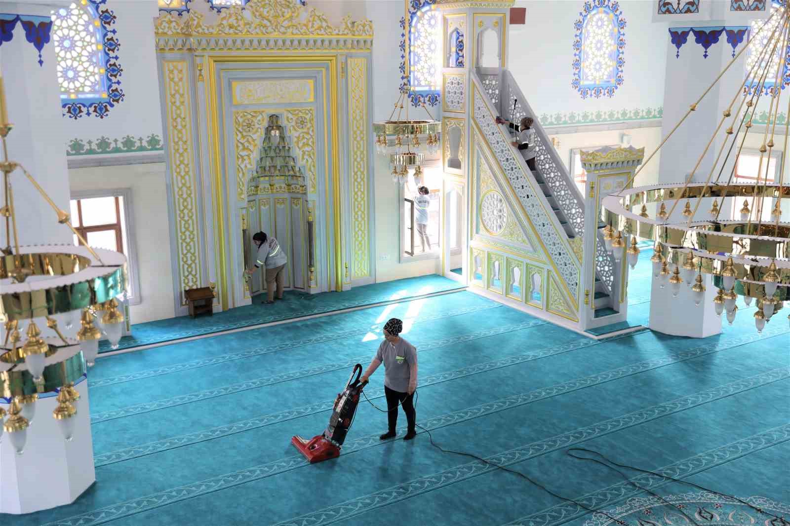 Depremzedelerin sığındığı camiler özenle temizleniyor