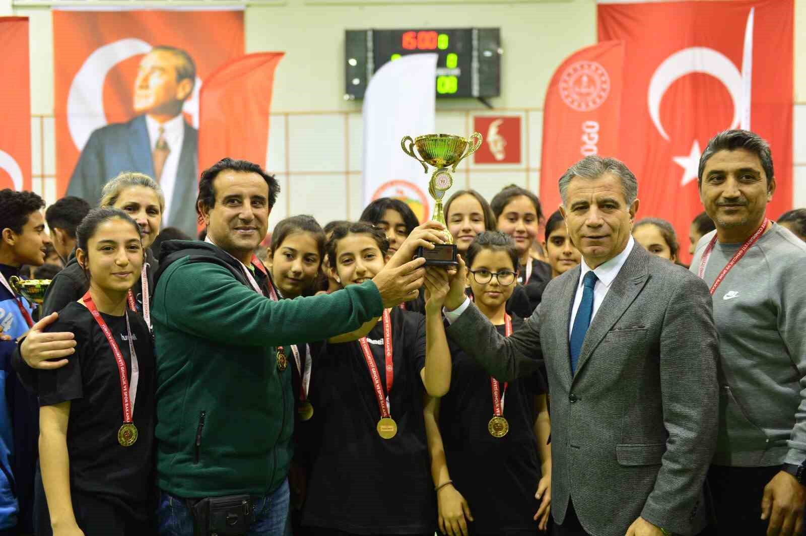 Adana’da hentbolda Orhangazi Ortaokulu erkek ve kız takımları il birincisi oldu