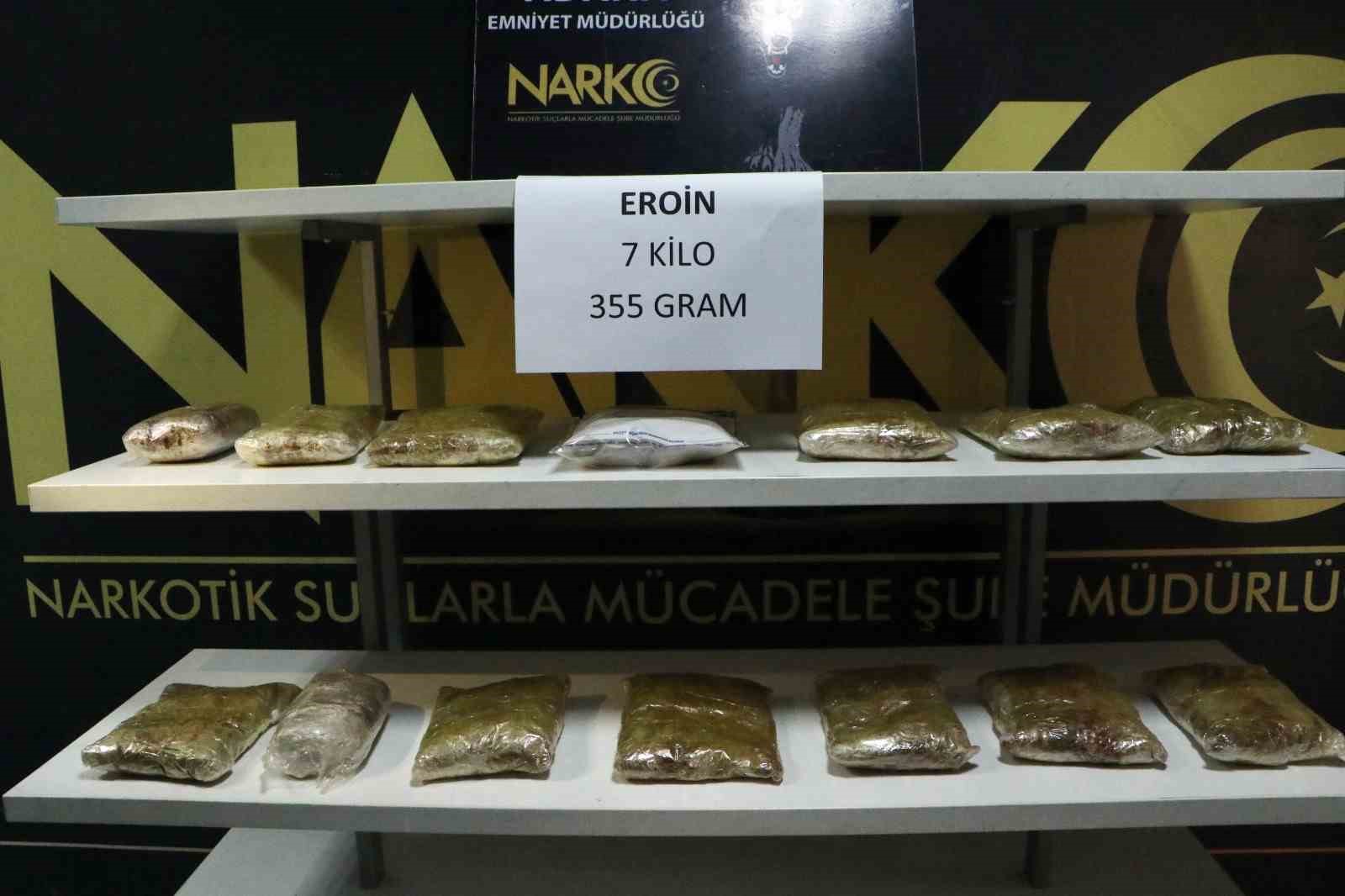 Otomobilin kapı boşluğunda 7 kilo 355 gram eroin ele geçirildi