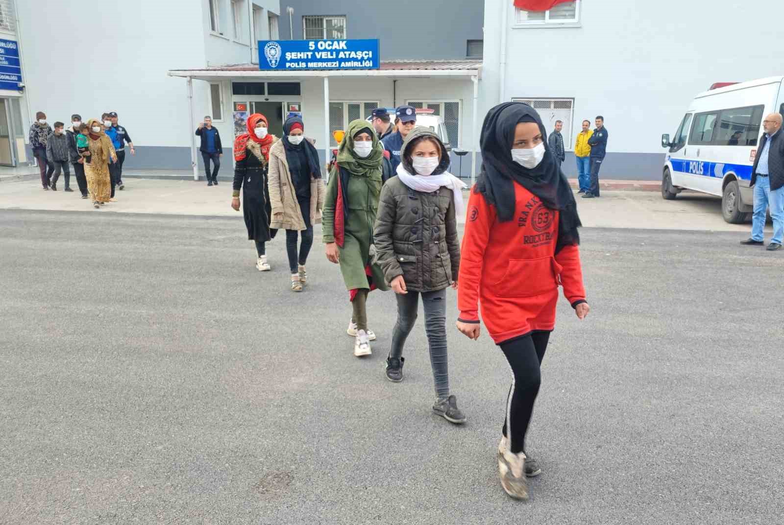 Göçmen kaçakçısı 3 şüpheli yakalandı: 23 kaçak göçmeni yolda görüp almışlar