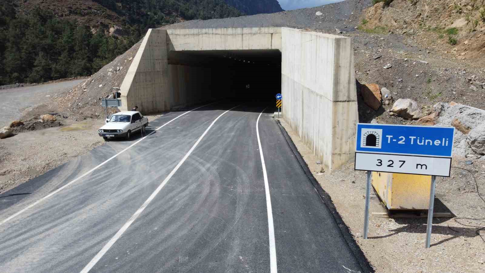 Kozan - Kayseri yolunu 20 dakikadan 5 dakikaya düşüren 2 tünel açıldı