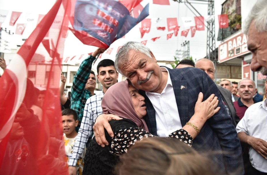 Başkan Zeydan Karalar, sabahın erken saatlerinden, gecenin geç saatlerine kadar halkın içinde