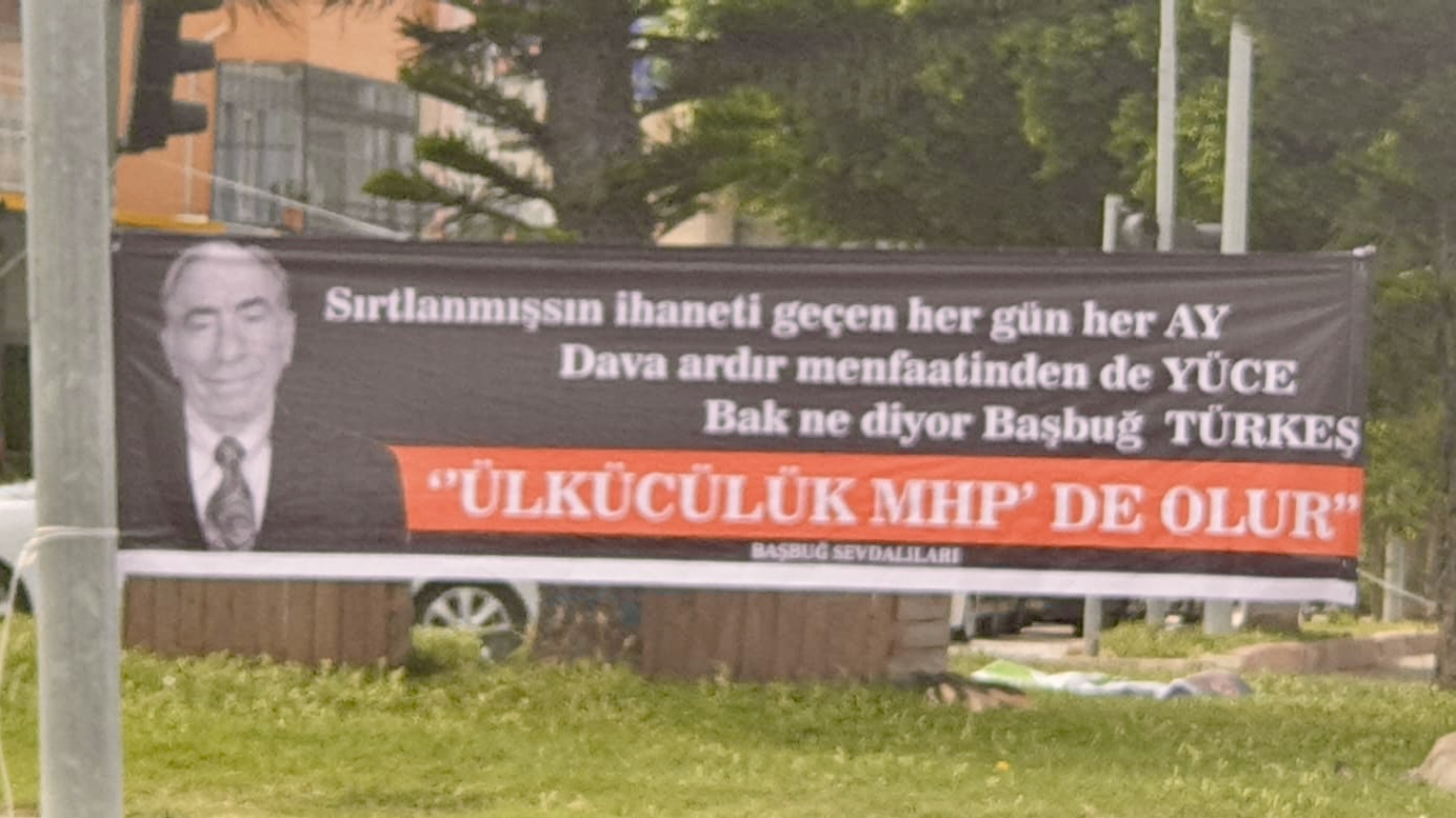 Adana'da ülkücülerden Ayyüce Türkeş'e afişli gönderme