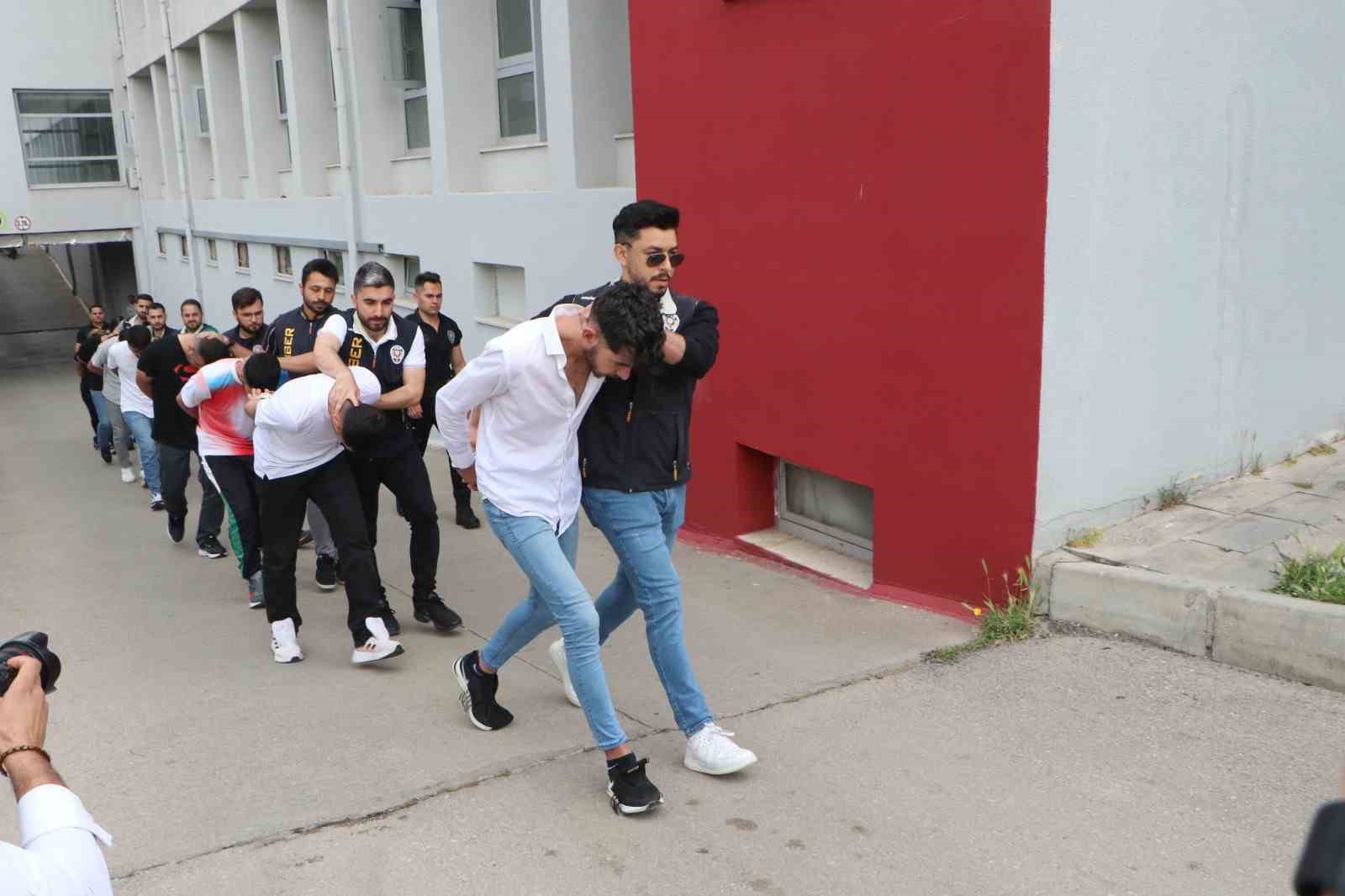 Adana'da “Sazan sarmalı” yöntemiyle 1 milyon liralık vurgun: 7 tutuklama