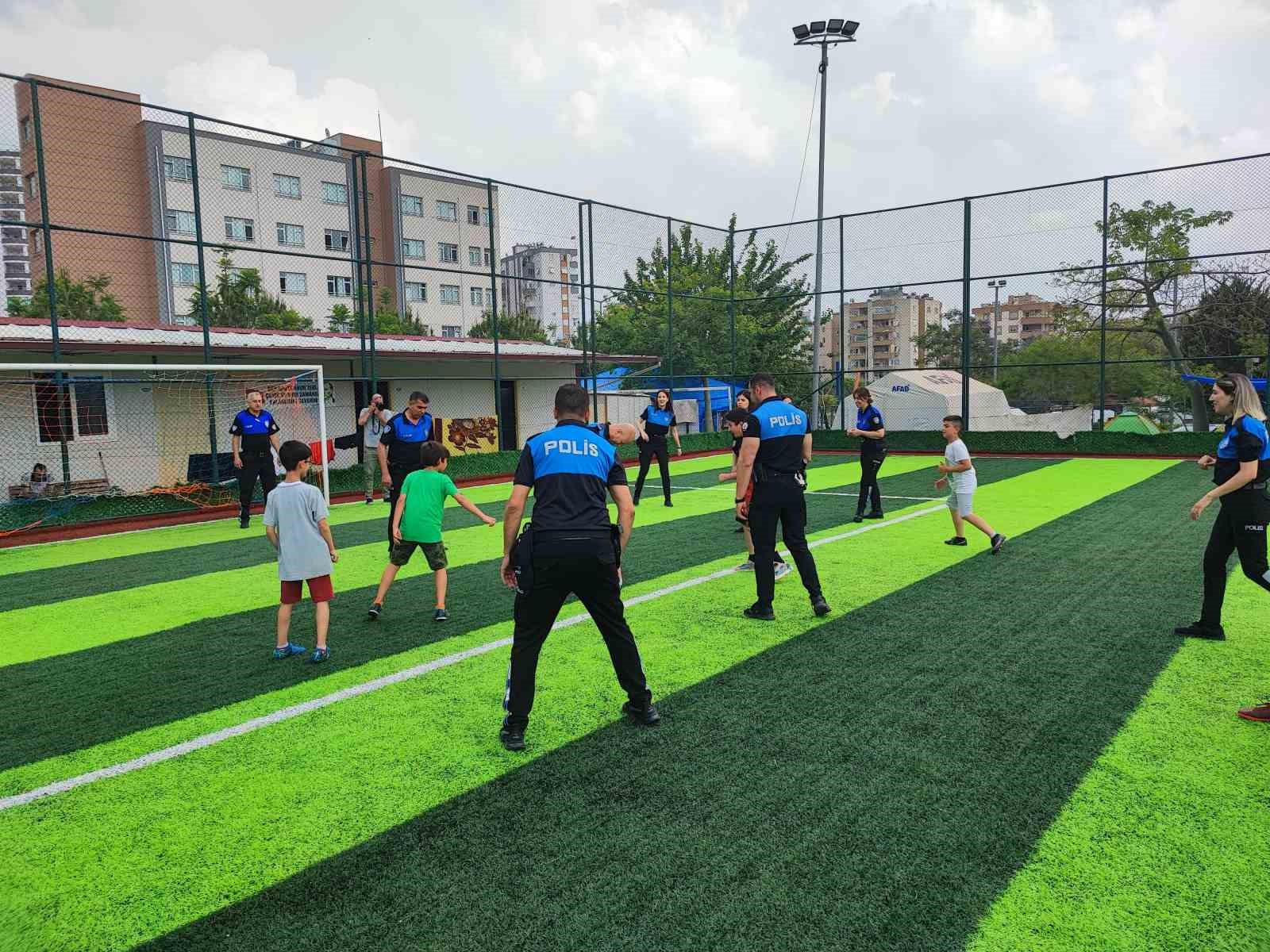 Polis deprem çocuklarıyla futbol oynadı