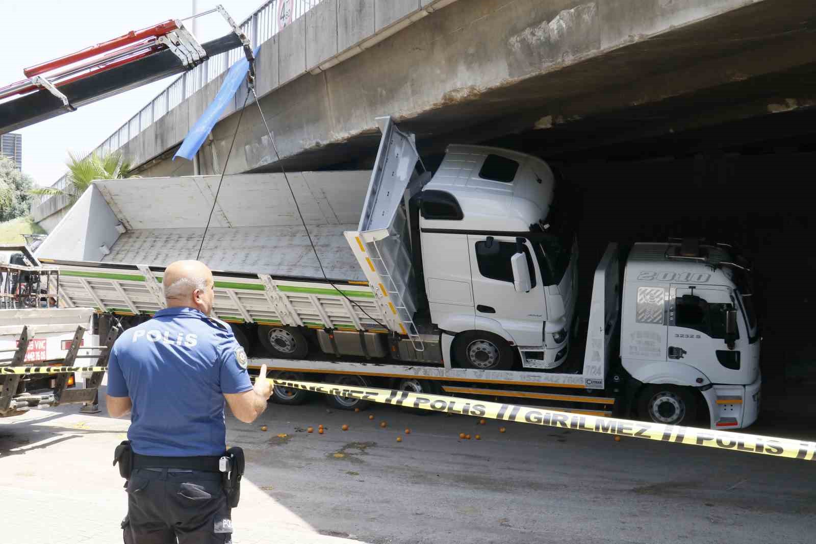 Adana'da çekicinin üzerindeki kamyon otoyol köprüsüne sıkıştı