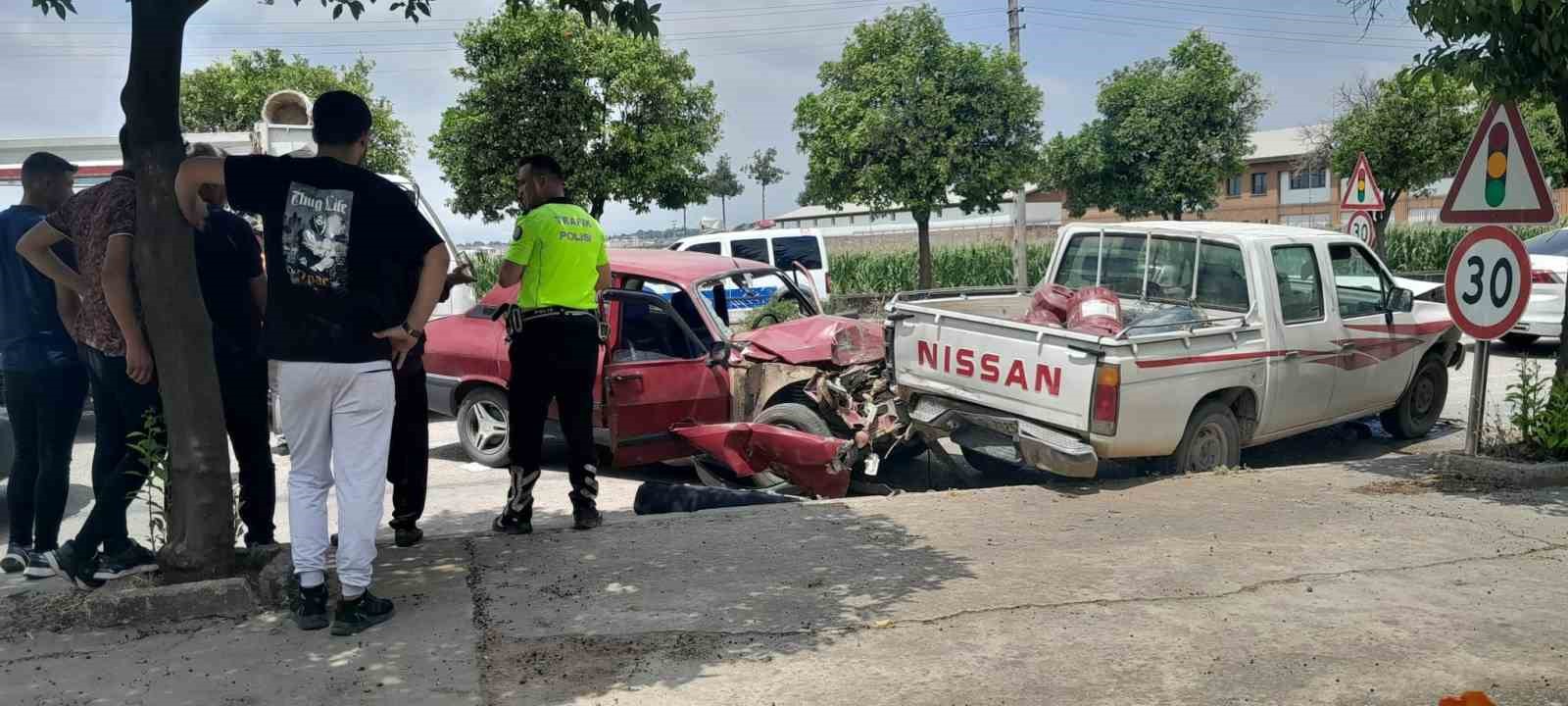 Hurdaya dönen araçtan yaralı kurtuldular