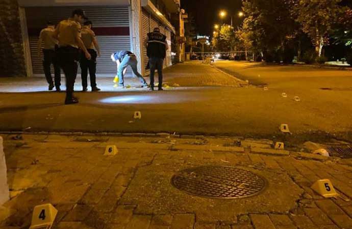 Adana'da sokak çatışmasında son durum: Yoldan geçen 5 kişiden biri öldü!