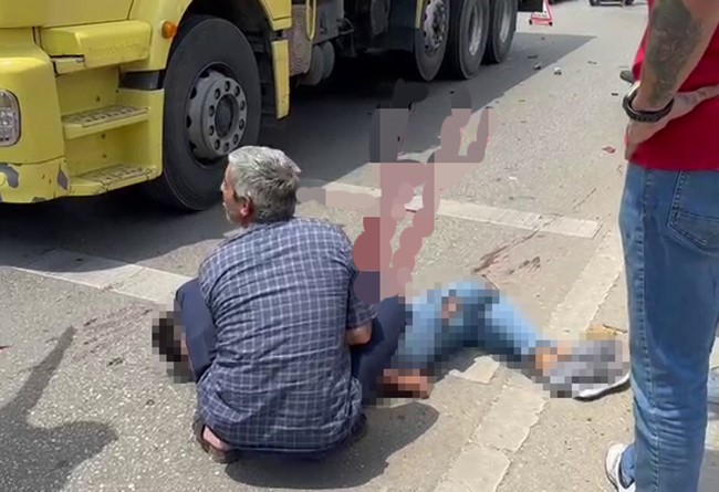 Adana'da motosiklet sürücüsü çarptığı kamyonun sürücüsünün kollarında can verdi