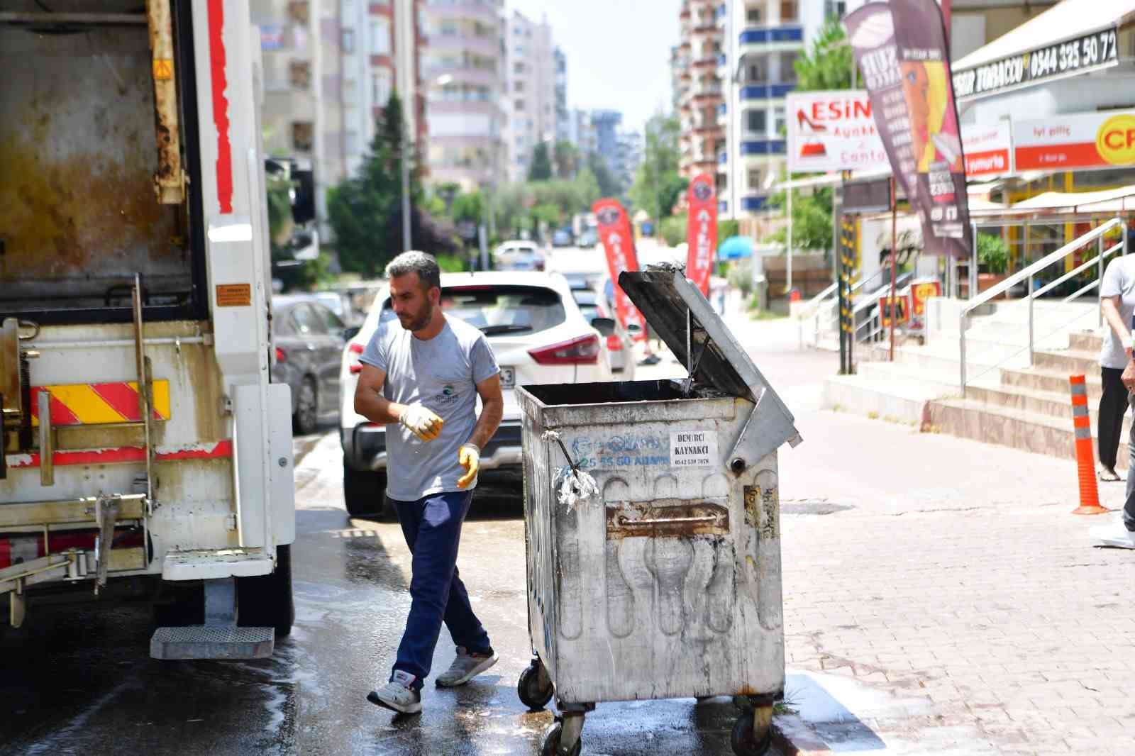 Çukurova’da konteynerler ilaçlı su ile yıkanıyor