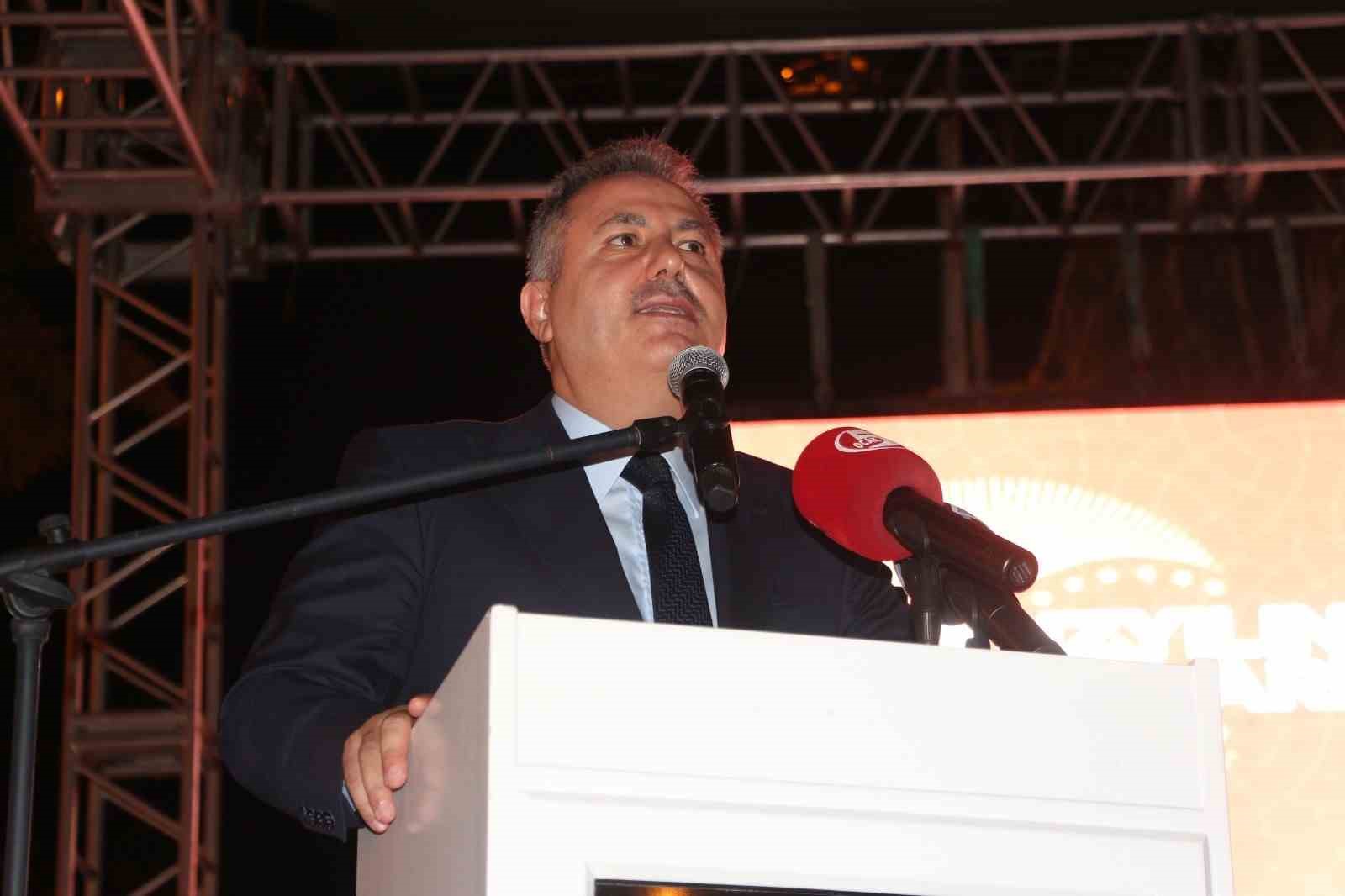 Adana’da ’Demokrasi ve Birlik Günü’ nöbeti tutuldu