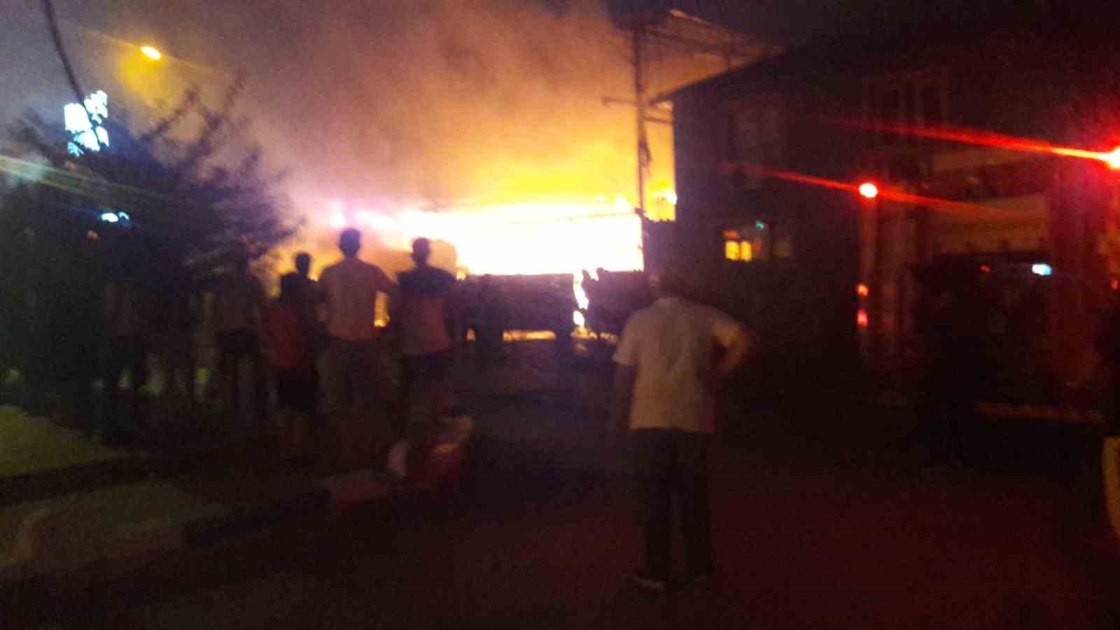 Adana’da oduncu dükkanında yangın